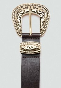 Ceinture en cuir marron avec une boucle en or ornée de gravures détaillées et d'accents perlés. Le design est rectangulaire avec une finition classique.