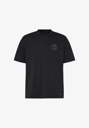 Schwarzes kurzärmeliges T-Shirt mit Rundhalsausschnitt und kleinem, rundem Berg- und Sonnenmotiv auf der Brust, Vaude-Logo in der Nähe des Saums.