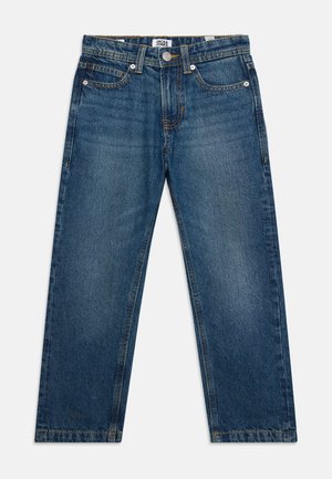 Blå straight-leg cowboybukser med forlommer, bæltestropper, knaplukning og synlige syninger på en ens hvid baggrund.