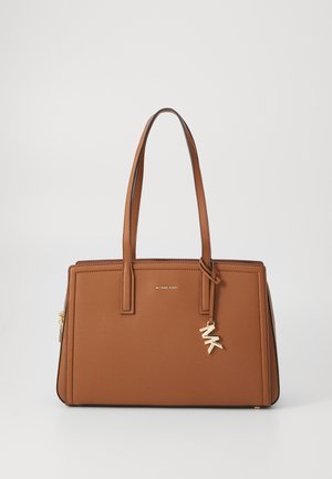 Braune Lederhandtasche mit zwei Griffen, einem Reißverschluss, strukturierter Form, goldenen Beschlägen und einem dekorativen Anhänger.