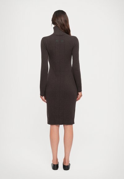 Rochie tricotată de culoare maronie, cu guler înalt, mâneci lungi și detalii cu nervuri de-a lungul coloanei; siluetă ajustată cu tiv până la genunchi.