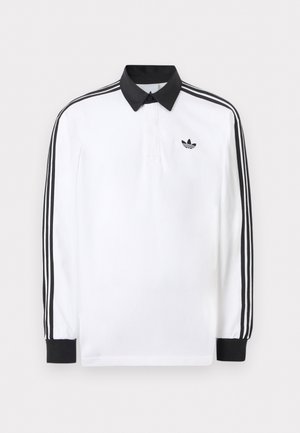 Λευκή πόλο μπλούζα με μακρύ μανίκι, μαύρο γιακά, μαύρα μανσέτα, μαύρο σχέδιο με τρεις ρίγες στα μανίκια και μαύρο λογότυπο Adidas στο στήθος.