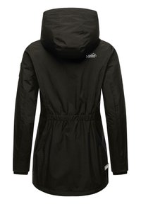 Veste noire imperméable avec capuche, taille resserrée, poignets élastiques et poches latérales. Présente un logo près du col. Texture lisse.