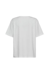 Vienkārša balta īsroku t-krekls skatāms no aizmugures ar apaļu izgriezumu un brīvu piegriezumu uz balta fona.