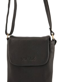 Černá kožená crossbody taška s klopou, která má hladký povrch a nastavitelný popruh. Na přední straně je vyražené logo "VENEZIA".