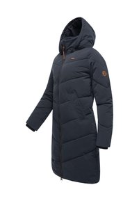 Tamsiai mėlynas, ilgas pūstas paltas su kapišonu. Turi įstrižą kviltinį raštą, priekyje užtrauktuką, šonines kišenes ir rudos odos akcentus.