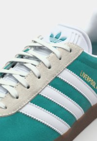adidas Originals GAZELLE - Chaussures de football en salle - liverpool fc/sea green/footwear white