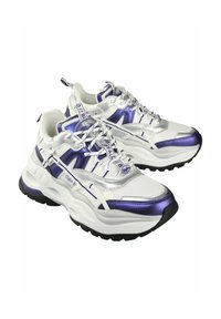 Masivne športne teniske z belo mrežasto tkanino in metallic vijoličnimi poudarki, ki imajo debel podplat, vezalni dizajn in kontrastne šive.