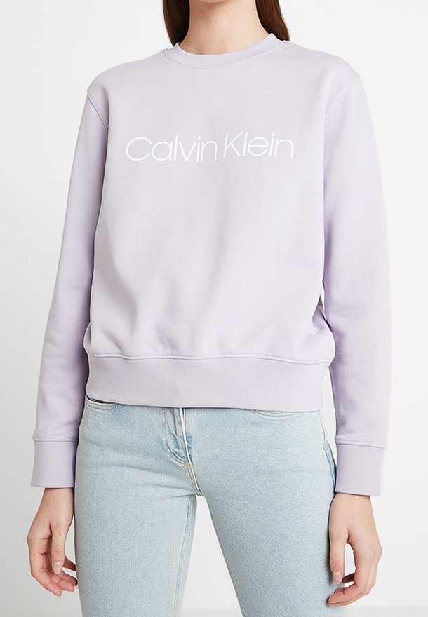Sudadera de color púrpura claro hecha de mezcla de algodón, con cuello redondo y puños acanalados, con el logo "Calvin Klein" en blanco en el pecho.