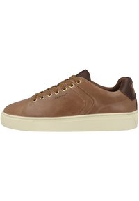 Baskets en cuir brun avec une finition texturée, œillets dorés et semelle en caoutchouc crème. Présente un détail de logo sur le côté et des accents contrastants en brun foncé.
