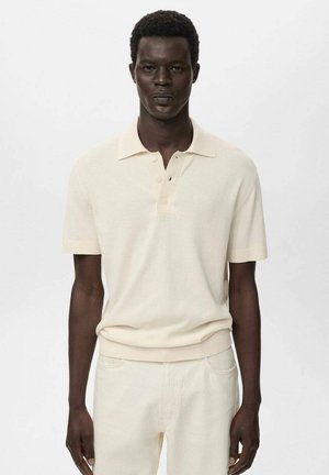 Beige polo shirt met korte mouwen, voorzien van een geribde kraag en mouwen, met een knoopsluiting van drie knopen en een zachte textuur.