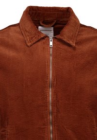 Brązowa kurtka sztruksowa na zamek, z kołnierzem do złożenia oraz pionową prążkowaną fakturą. Krój regular fit.
