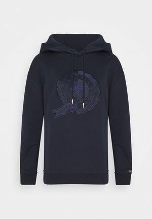 Sudadera con capucha en azul marino oscuro, que presenta un diseño de emblema texturizado en la parte frontal, cordones con acentos dorados y puños de canalé.