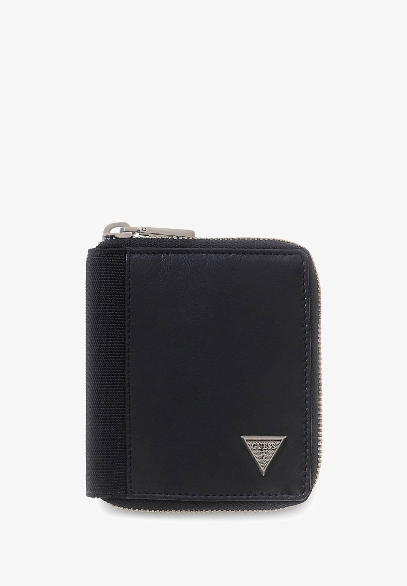 Czarny skórzany portfel z zamkiem błyskawicznym, ozdobą z fakturowanej tkaniny oraz srebrnym trójkątnym logo na froncie.