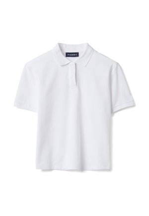 Polo blanco de manga corta con cuello y tapeta, mostrado plano con la etiqueta de la marca visible dentro del cuello.