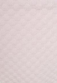 Tecido texturizado em rosa claro com um padrão de pontos em relevo, macio ao toque e com uma trama suave intercalada.