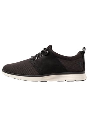 Sort lavt sneakers med meshstof og læderpaneler, hvid tekstureret sål, snørelukning og trækflig ved hælen.