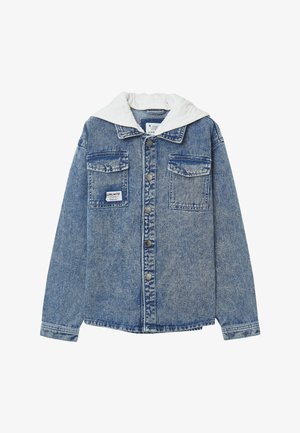 Giacca di jeans azzurro chiaro con cappuccio bianco a bottoni. Presenta due tasche sul petto e chiusura frontale con bottoni. Tessuto e finitura uniformi.