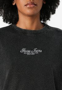 Guess Jeans SCRIPT TEE - Majica kratkih rukava s printom - jet black