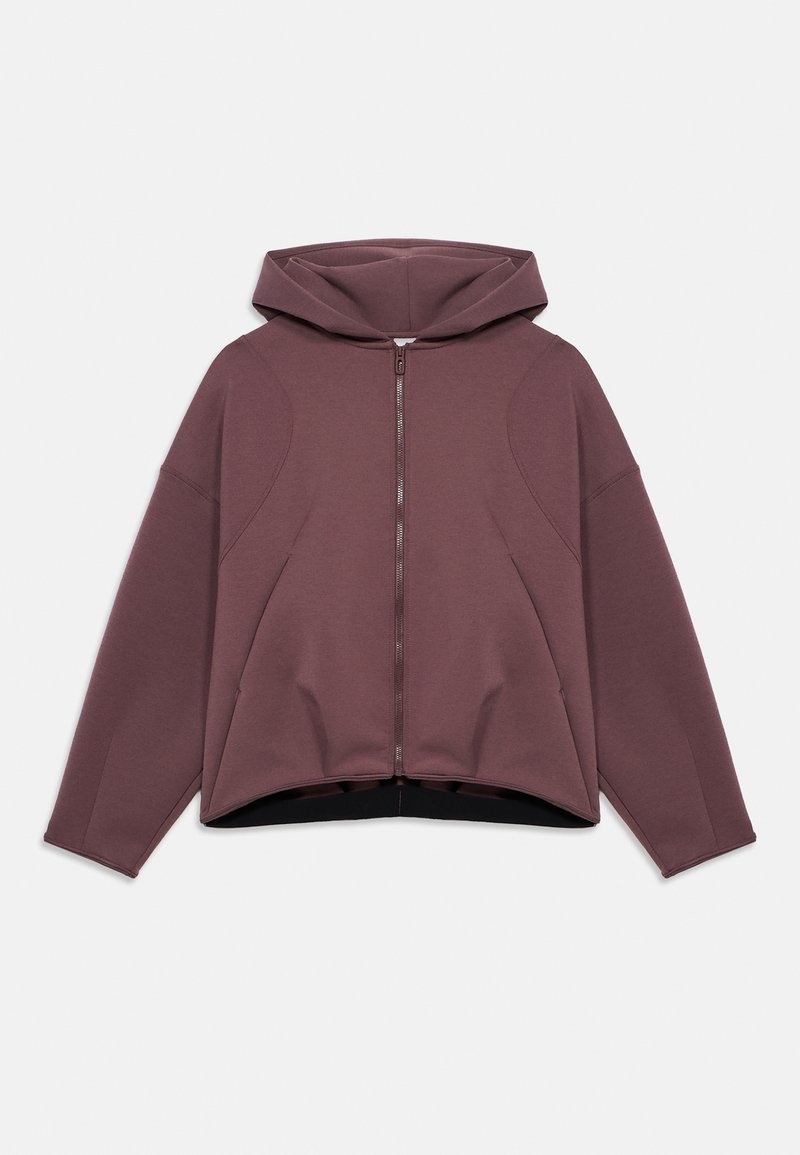 Μπορντό φούτερ με φερμουάρ, μακριά μανίκια, καμπυλωτές πλαϊνές ραφές και ελαφρώς φαρδιά κορυφή σε άσπρο φόντο.