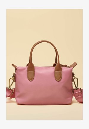 Vaaleanpunainen nailonlaukku, jossa ruskeat keinonahkaiset yksityiskohdat, kaksi kahvaa, säädettävä hihna ja tyylikäs suorakaiteen muotoinen muotoilu.
