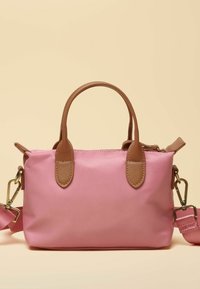 Borsa a tracolla rosa in nylon con dettagli in similpelle marrone, doppie maniglie, tracolla regolabile e design rettangolare elegante.