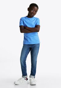 Tommy Hilfiger - MINI CORP LOGO TEE UNISEX - Camiseta básica - blue spell Imagen en miniatura 1
