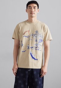 Henrik Vibskov FISHING ROD TEE - Nyomott mintás póló - mojave
