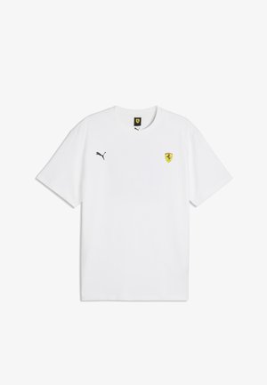 Weißes kurzärmeliges Rundhals-T-Shirt mit schwarzem Puma-Logo auf der linken Brustseite und gelbem Ferrari-Wappen auf der rechten Brustseite.