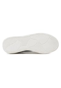 Semelle de chaussure en caoutchouc blanc avec un motif texturé, comportant des sections surélevées et le mot "GUESS" embossé autour du périmètre.