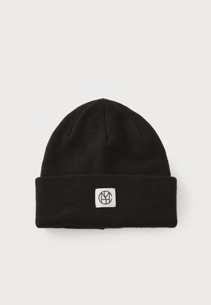 Berretto nero realizzato in tessuto a maglia, con orlo piegato e una patch rettangolare bianca con un logo nero sul davanti.