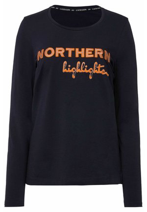 Granatowa koszulka z długim rękawem z haftowanym pomarańczowym napisem "NORTHERN highlights" z przodu, okrągłym dekoltem i miękką bawełnianą tkaniną.