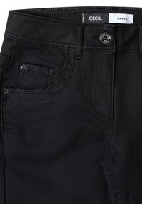 Pantalons noirs en tissu lisse avec une taille élastique, des poches avant et des détails de couture visibles. Comprend une fermeture à bouton et une étiquette de marque.