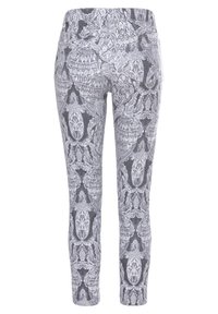 Leggings siva i bijela s složenim cvjetnim uzorkom, izrađene od mekanog, rastezljivog materijala s visokim strukom i uskim krojem.