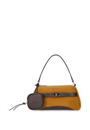 Kleine braune und senffarbene Handtasche mit einem Schulterriemen, vorderem Schnallendetail und angebrachtem kleinem quadratischem Täschchen auf weißem Hintergrund.