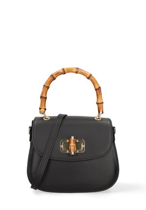 Borsa a tracolla in pelle nera con manico curvo in bambù e dettagli in oro. Caratterizzata da una chiusura a patta e una tracolla regolabile.