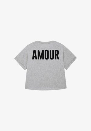 Hall maugeda t-särk lühikeste varrukatega, mille seljal on julgete mustade tähtedega trükitud sõna "AMOUR". Lihtne ja sooja disain.