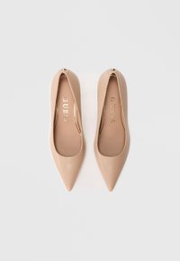 Décolleté in pelle beige con punta appuntita, caratterizzate da una texture liscia e un logo dorato discreto all'interno.