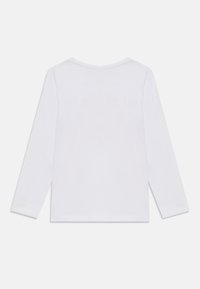Langärmliges weißes T-Shirt, aus weichem Baumwollmaterial, runder Halsausschnitt, flache Nähte, kein Muster, einfaches Design, seitliche Schlitze am Saum für mehr Bewegungsfreiheit.