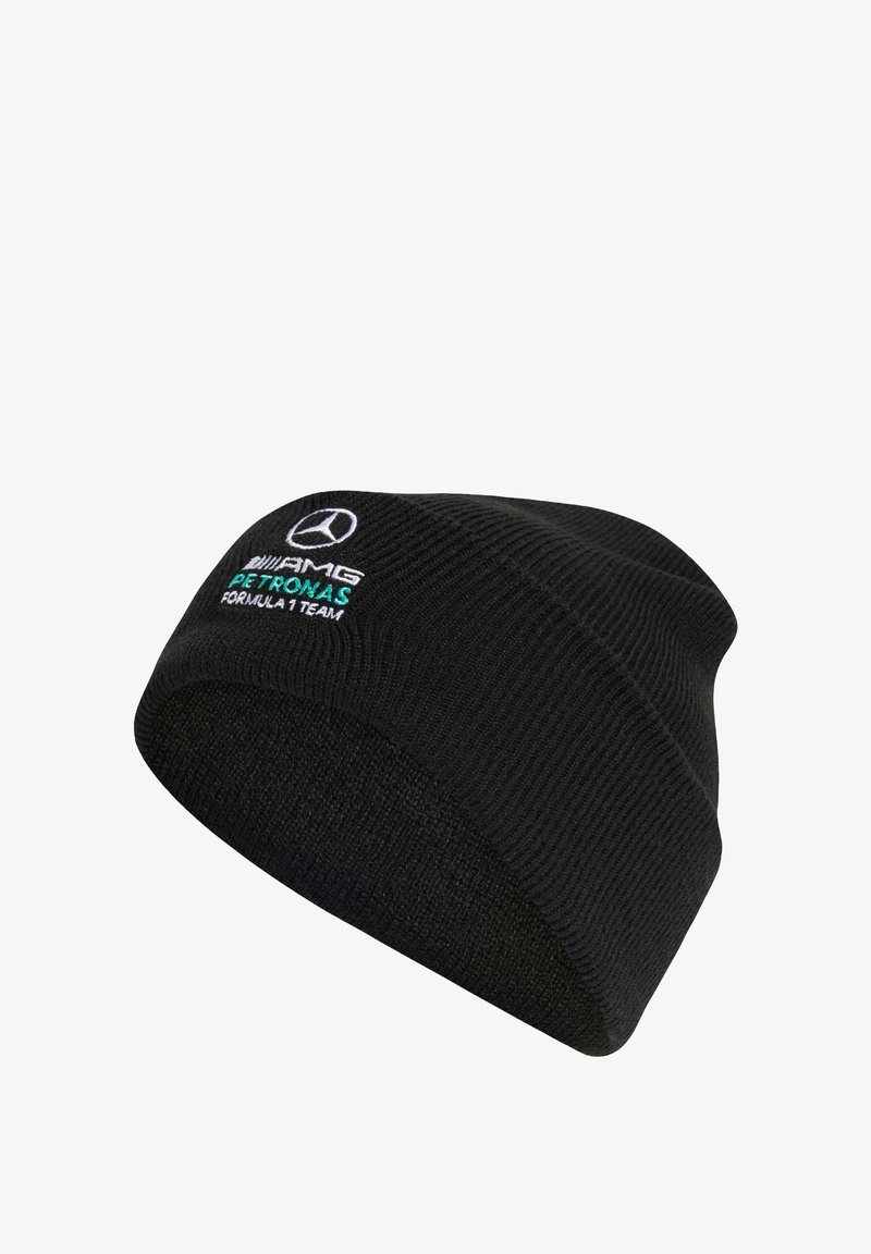 Zwarte gebreide muts met geborduurd logo in wit en turquoise van het Mercedes AMG Petronas Formula 1 Team. Getextureerd materiaal, aansluitende pasvorm.