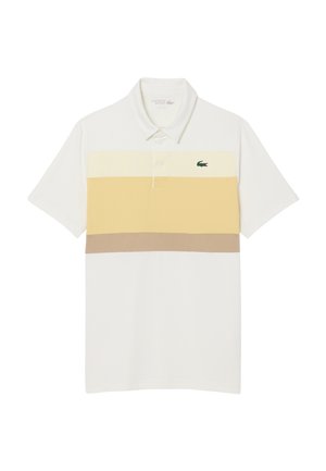 Polo blanc à manches courtes avec des rayures horizontales beiges, jaune clair et marron, et un logo crocodile vert sur la poitrine.