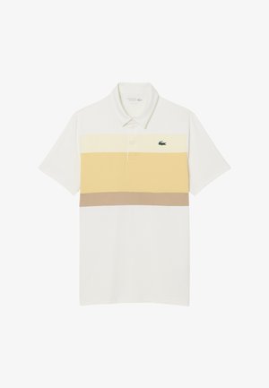 Polo blanc à manches courtes avec des rayures horizontales beiges, jaune clair et marron, et un logo crocodile vert sur la poitrine.