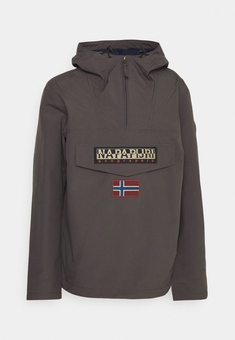 Převlečená bunda tmavě šedé barvy s půlzipem u krku, předním náprsním kapsou a vyšívanou norskou vlajkou s detailem loga "NAPAPIJRI".