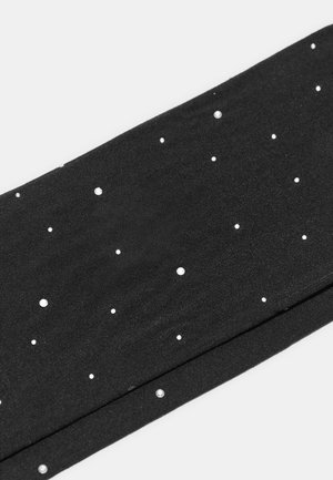 Čierna tkanina s lesklým povrchom, ozdobená rozptýlenými kryštálmi rôznych veľkostí, vytvárajúcimi textúrovaný dekoratívny vzor.