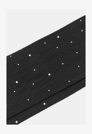 Sort stof med en glitrende overflade, prydet med spredte rhinsten i forskellige størrelser, der skaber et tekstureret, dekorativt mønster.