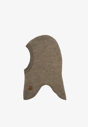 Braune Woll-Balaclava mit asymmetrischer Form, ausgestattet mit einer strukturierten Oberfläche und einem Logo-Patch an der Seite. Die Kanten sind genäht.