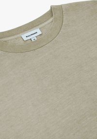 Beiges T-Shirt mit Rundhalsausschnitt, sichtbarem "BALMOHK" Markenetikett und Größe M Label innen am Kragen, flach auf weißem Hintergrund liegend.