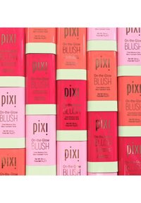 Pixi On-the-Glow Blush stænger i forskellige livlige farver—pink, koral og fersken—med slankt emballage med mintgrønne accenter.