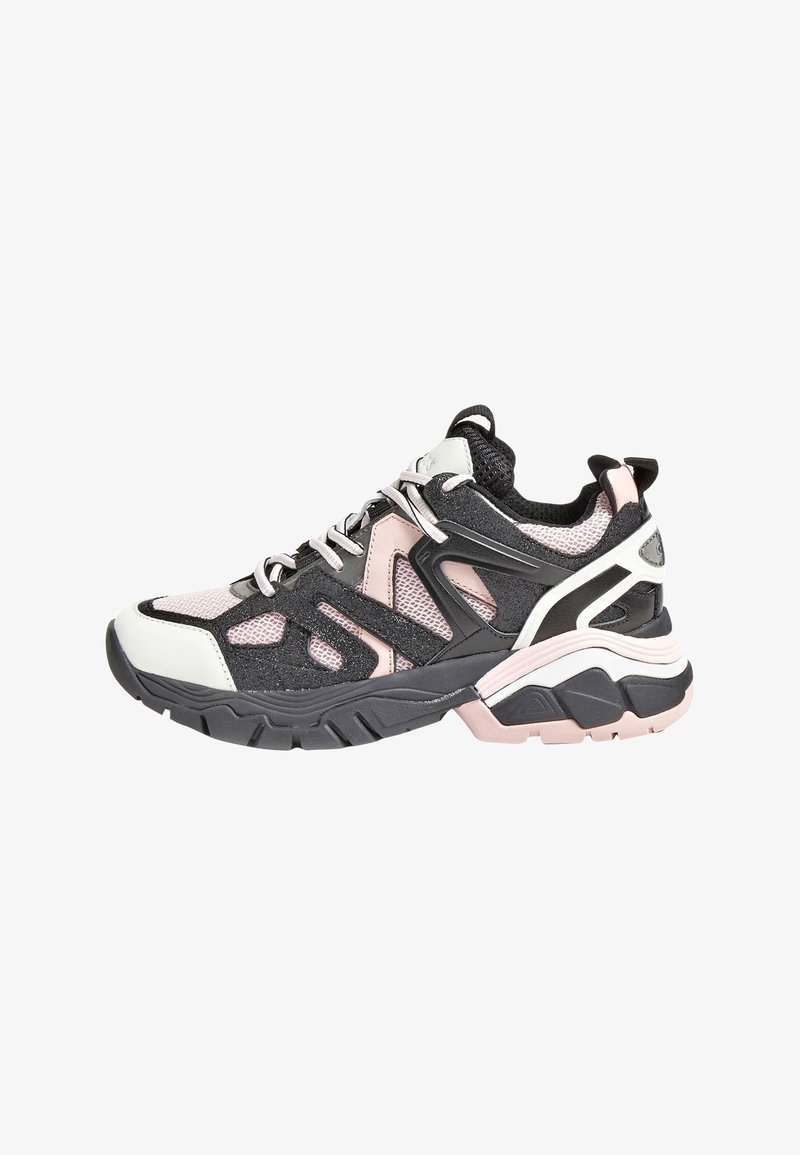 Chaussures de sport noires, roses et blanches, avec une tige en mesh, une semelle épaisse et des superpositions à motifs. Comprend des lacets et un détail avec une boucle pour faciliter l'enfilage.