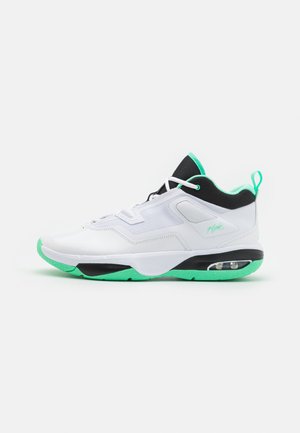 Sneaker atletica bianca con accenti neri e verde menta, tomaia in rete e sintetico, collarino imbottito, unità Air nella suola, suola testurizzata.